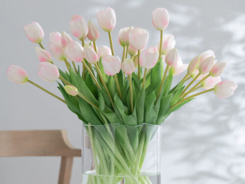 Kunstbloem Jiedis roze tulpen in glazen vaas, compact boeket met zachte kleur en frisse uitstraling