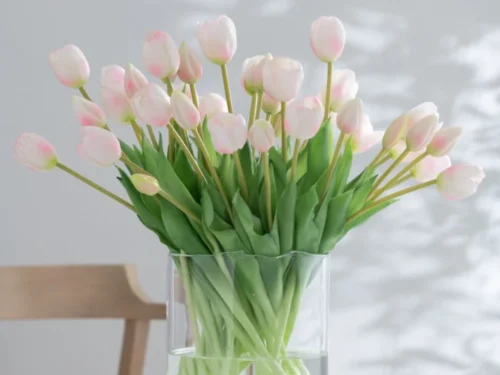 Kunstbloem Jiedis roze tulpen in glazen vaas, compact boeket met zachte kleur en frisse uitstraling