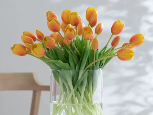 Kunstbloem Karlstad oranje tulpen in glazen vaas, natuurlijke look met stevige groene stelen