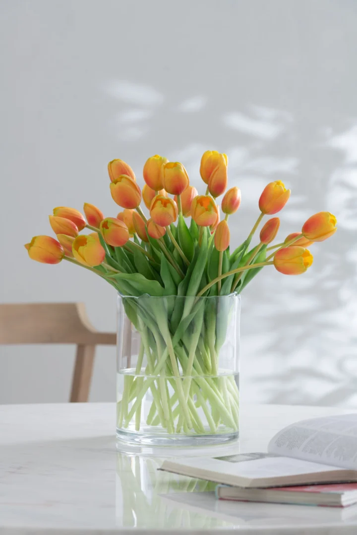 Kunstbloem Karlstad oranje tulpen in glazen vaas, natuurlijke look met stevige groene stelen