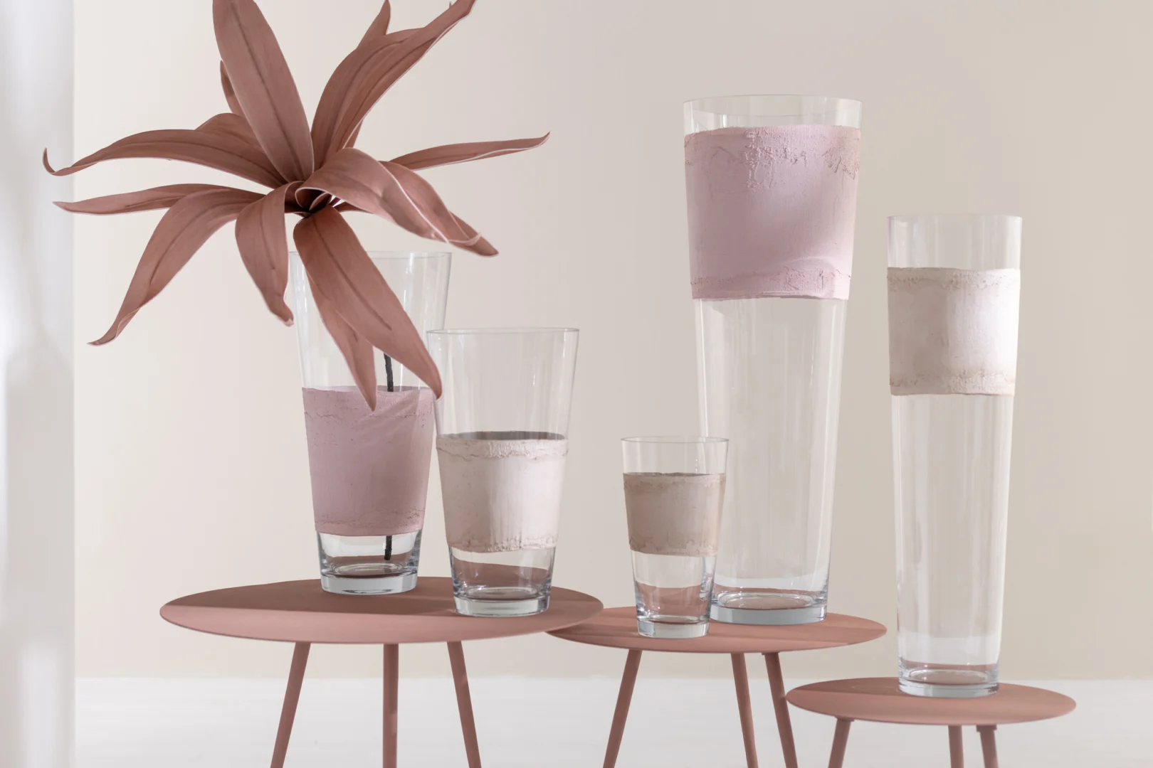 Pillor EVA roze bloemtak in vaas, luchtige decoratieve woonaccessoire met lange bladeren en één bloemkop