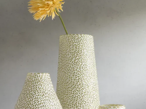 Kunstbloem Nauria polyester geel, lichtgele mini chrysant in slank silhouet voor een frisse woonstijl