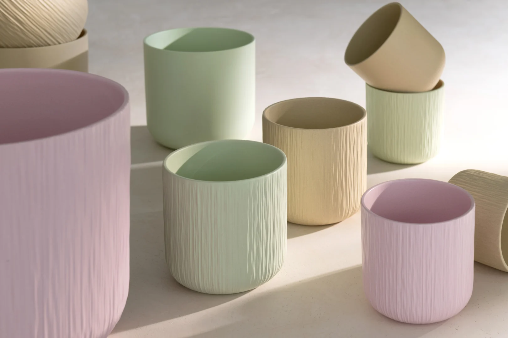 Treissor bloempot set van 2 in pistachegroen keramiek met ribbelstructuur en matte afwerking