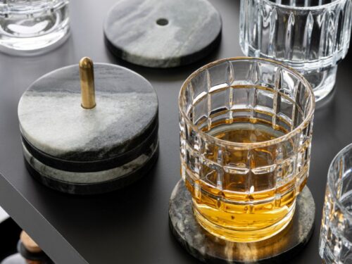 Transparant drinkglas Skeilvond met ribbelstructuur op een zwarte tafel, stijlvol en compact