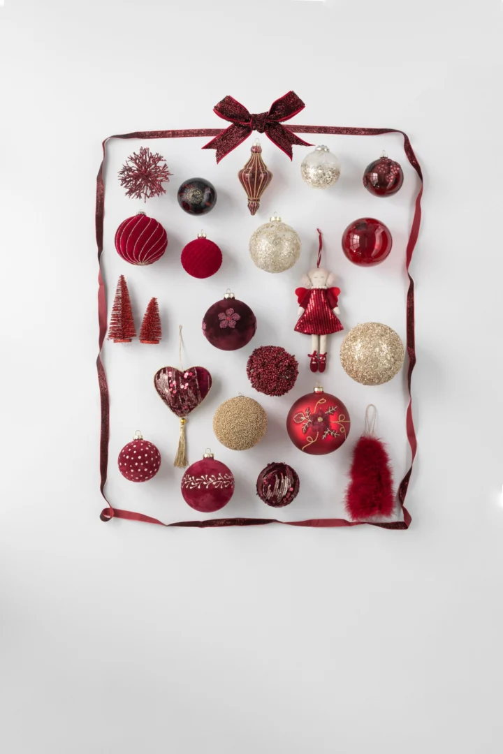 Kerstboom Heirdena veren rood, elegante hanger met warme glans en luchtige afwerking, 14 cm