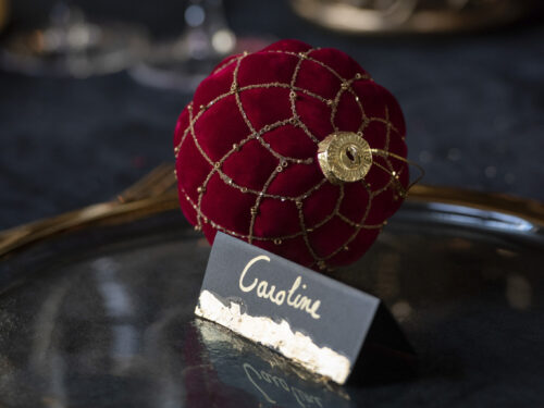 Klaudio rode glazen opbergdoos met goudkleurige details en kerstdecoratie, compact 10x10x10 cm