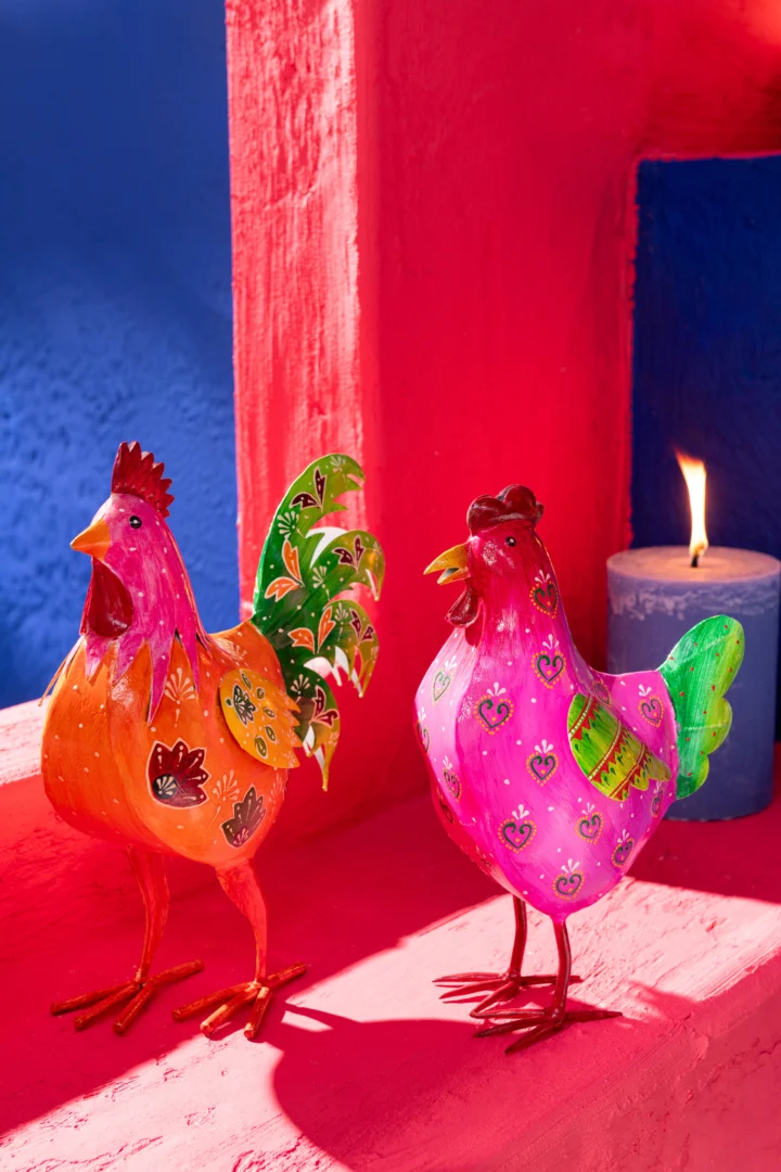 Woonaccessoire Deskino metaal meerkleurig: set van 2 kleurrijke haanfiguren in speels, open ontwerp