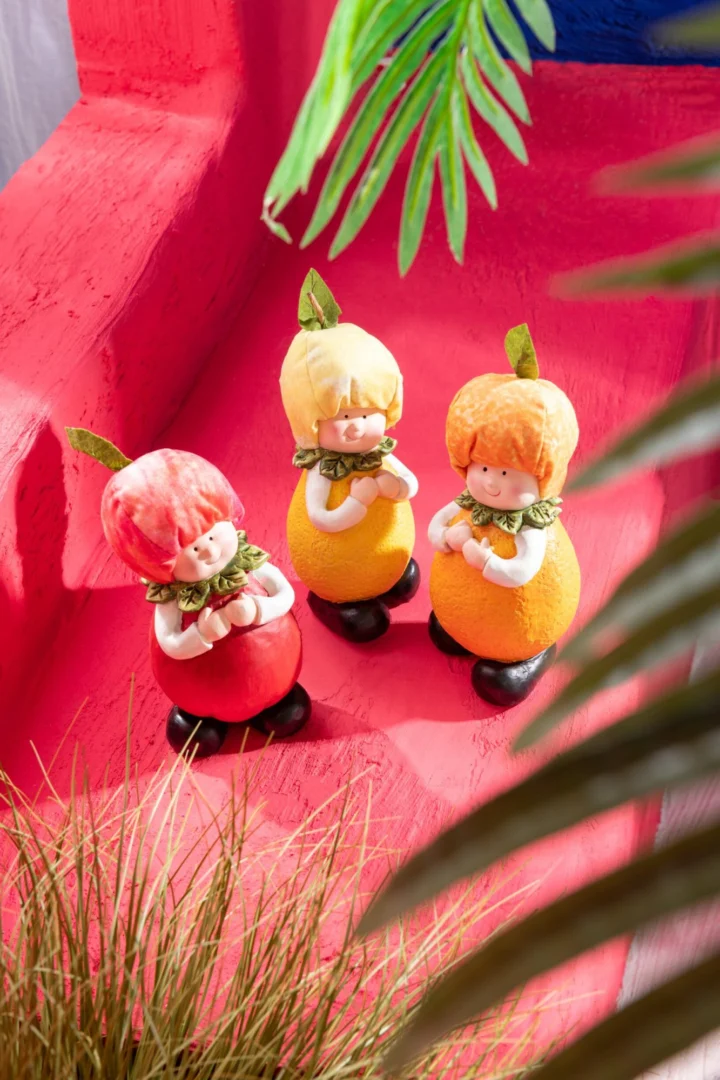 Decoratiefruit Noodik set van 3 polyresin fruitsculpturen: citroen, sinaasappel en appel in vrolijke meerkleuren