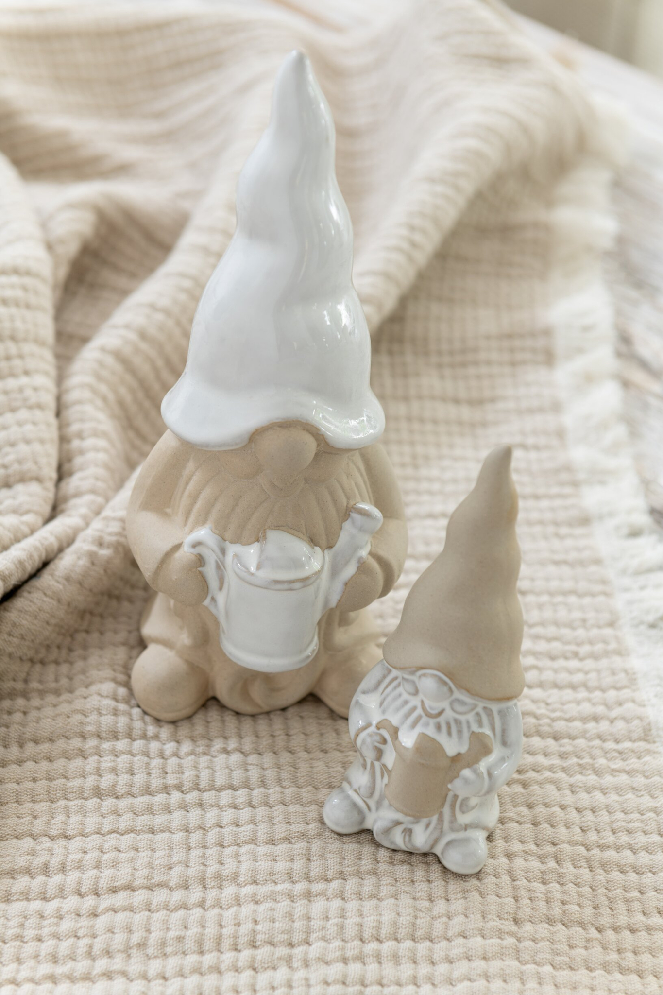 Tejo porseleinen decoratiefiguren set van 2, meerkleurig met speelse kabouters op een neutrale plaidbackground