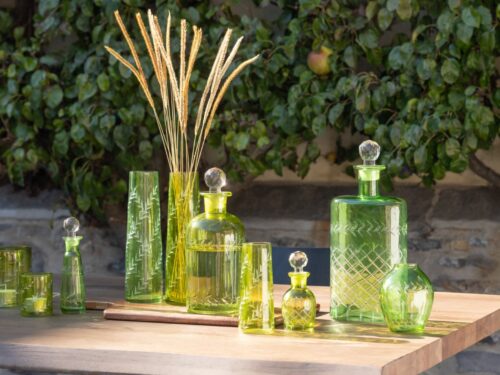 Bolvaas Gutos glas groen set van 2 met bladmotief, decoratieve bolvormige vazen op tafel
