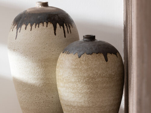 Vaas Zeessan terracotta meerkleurig, hoge decoratieve vaas met organische vorm en donker glazuuraccenten