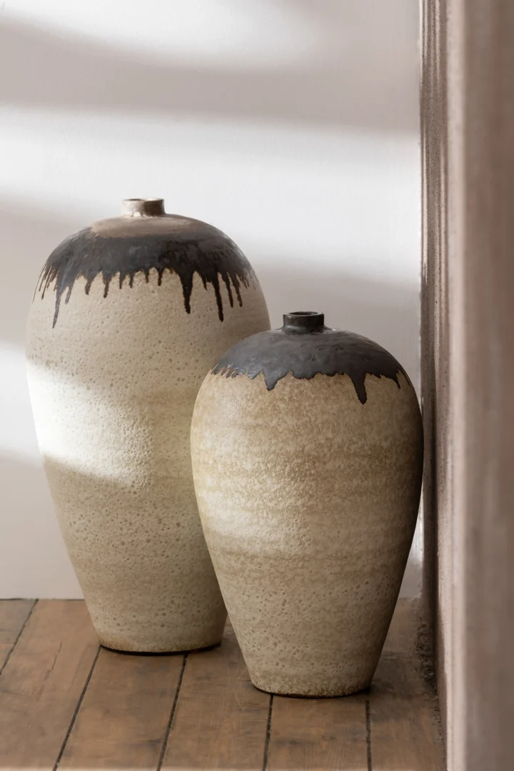 Vaas Zeessan terracotta meerkleurig, hoge decoratieve vaas met organische vorm en donker glazuuraccenten