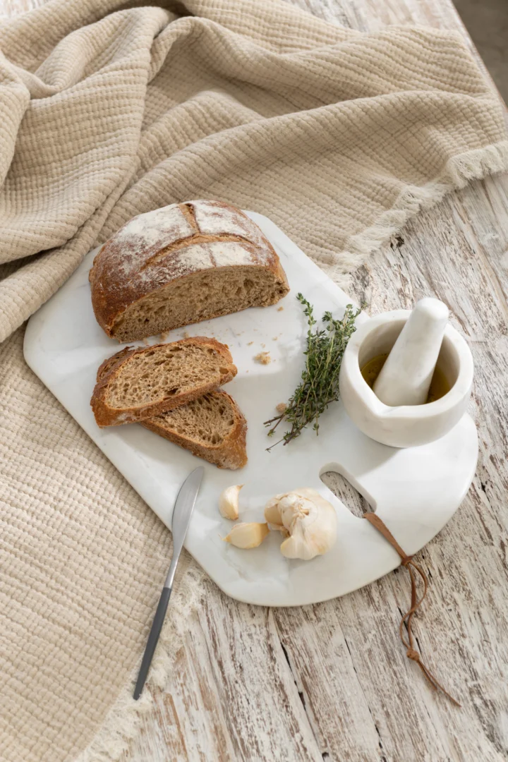 Wandplank Tiesky Marmer 45 cm als serveerplank met brood, kruiden en vijzel in wit marmer
