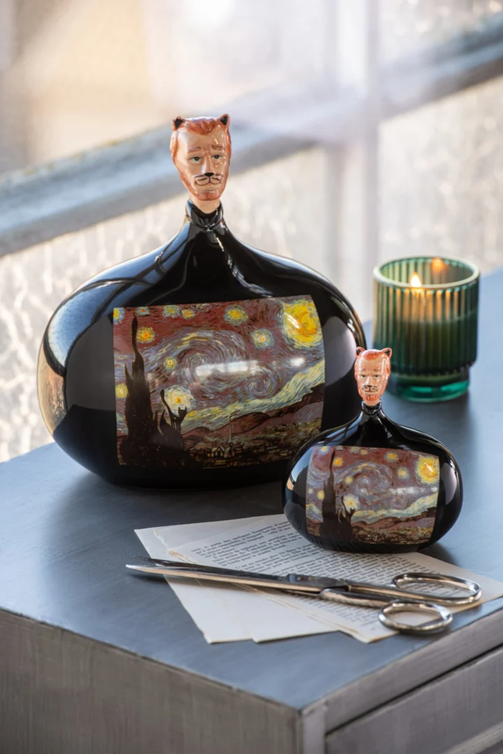 Beeld Stemmis Dolomiet Meerkleurig H12 cm, kunstzinnig woonaccessoire met De sterrennacht-print in zwart en goudkleurig accen