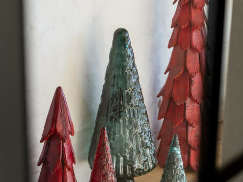 Kerstboom Vierdak Hout Rood H70 cm, rode houten kerstdecoratie met vierkante vorm en natuurlijke uitstraling