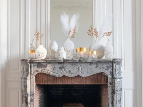 Set van 2 witte Pridane porseleinen vazen met goudkleurige bloemprint op schouwmantel