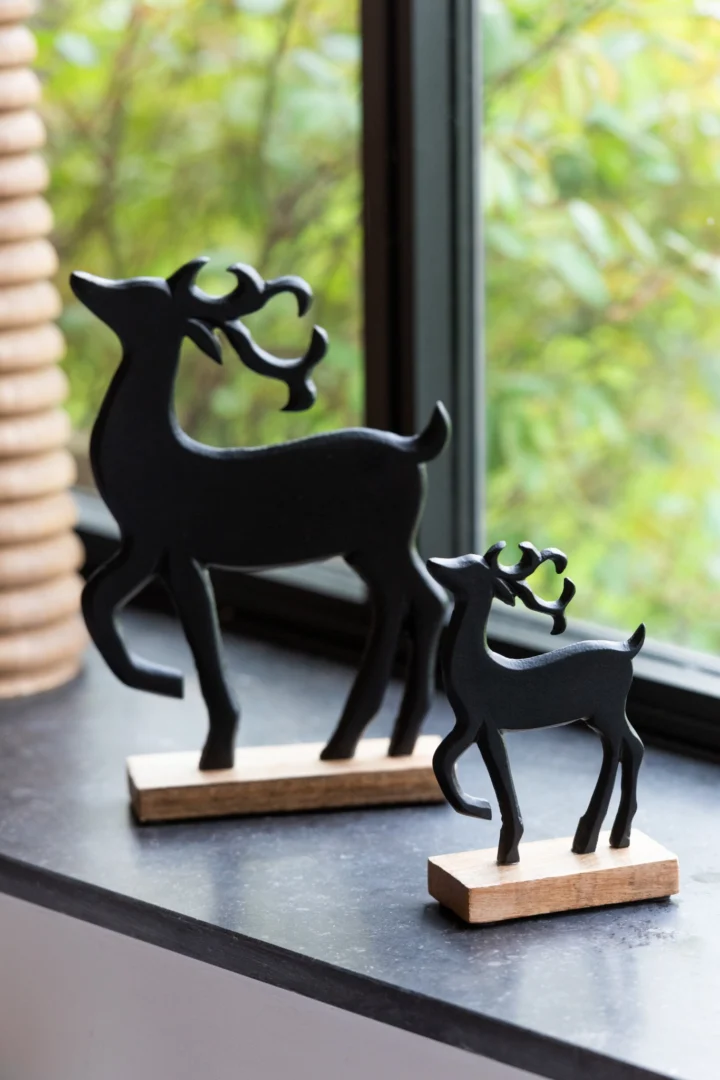 Stikond decoratiefiguur zwart rendier van aluminium met mangohouten basis, 16,5 cm