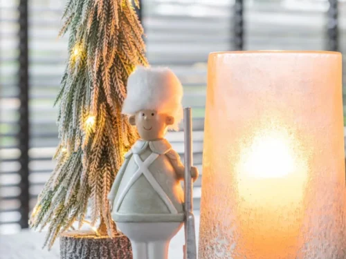 Beeld Nilty soldaatfiguur in meerkleurig polyresin, decoratief kerstaccent met speelse uitstraling en compact formaat