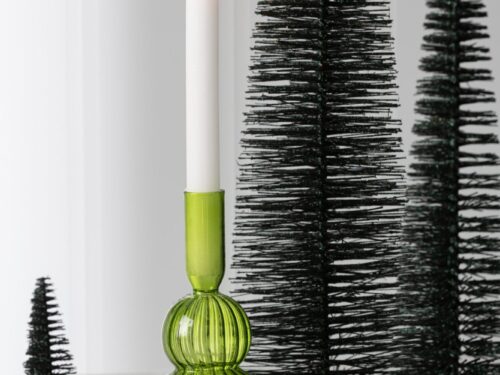 Kerstboom Peennis kunststof groen H39 cm, slanke glitterdecoratie met kerstboom en kaars in groen glasvoet