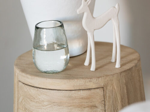 Wit aluminium rendier Vallero op houten tafeltje, slank en modern woonaccessoire H18,5 cm