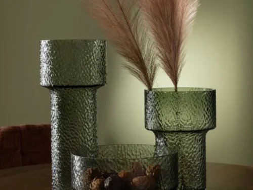 Groene glazen vaas Priennoro H30 cm met getextureerde afwerking en sierlijke pluimen
