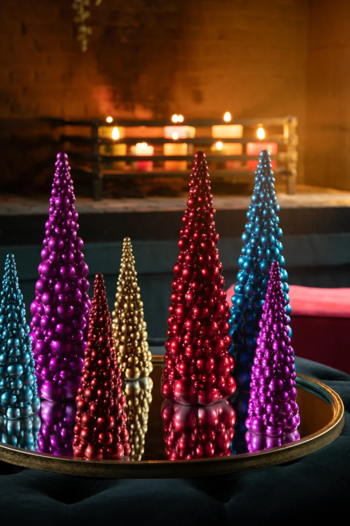 Decoratie Bordund Meerkleurig set van 4 boomballen in paars, rood, blauw en goud op decoratieve schaal