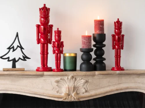 Rode Pramu notenkraker set van 2 op schouw, glanzend decoratief en sfeervol winteraccent