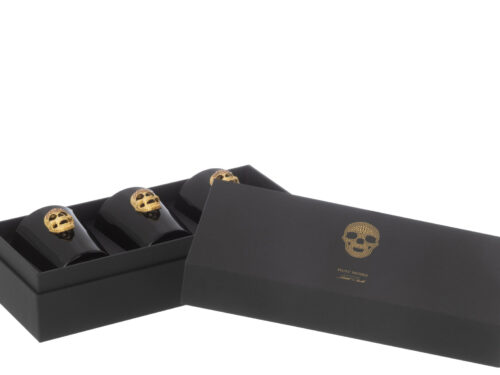 Geurkaars Steemoro Palmwas Zwart in luxe zwarte doos met gouden schedeldetail en drie kaarsen