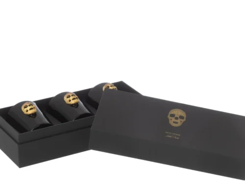 Geurkaars Steemoro Palmwas Zwart in luxe zwarte doos met gouden schedeldetail en drie kaarsen