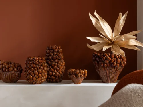 Kunstbloem Merrir EVA Naturel in hoge vaas, luchtige bloemvorm en rustige naturel tint