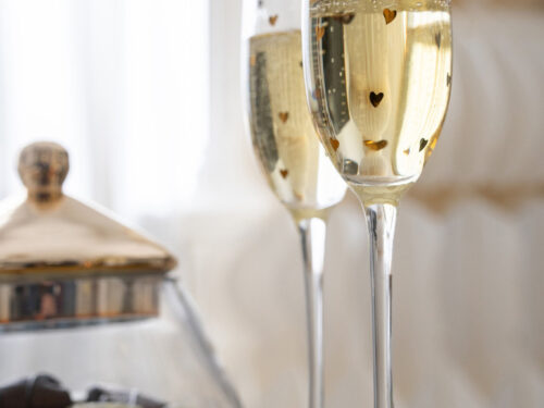 Drinkglas Jorrand Glas Transparant met slanke voet en gouden hartjes, feestelijk gevuld met sprankelende drank
