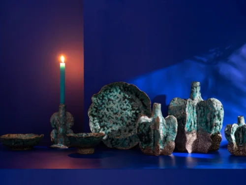 Vaas Dellira meerkleurig steengoed, compacte decoratieve woonaccessoire met organische vormen in turquoise en bruin