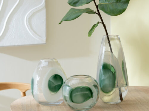 Vaas Slomino glas meerkleurig met groen, wit en transparant, modern design met ronde vorm op tafel