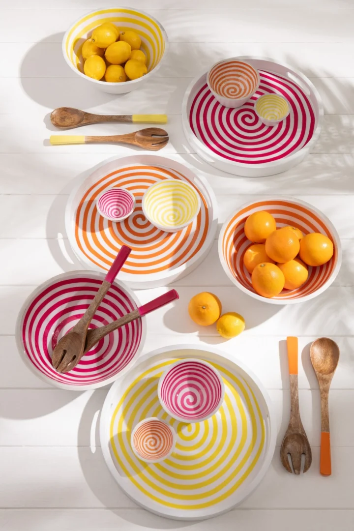 Rovun saladebestek set van 2 mangohout met oranje handgrepen op witte tafel met citrus en schalen