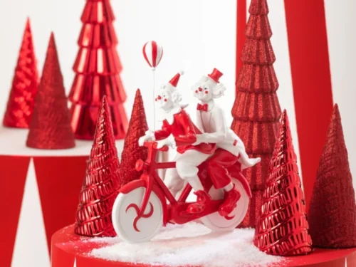 Rood Woonaccessoire Pabes van steen en polyresin, feestelijk kerstdecor met glinsterende bomen en clowns op fiets