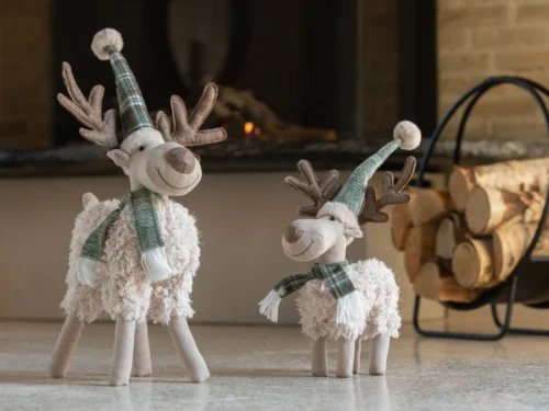 Plaid Fleistaro wit: twee rendierdecoraties met sjaal en muts bij de haard