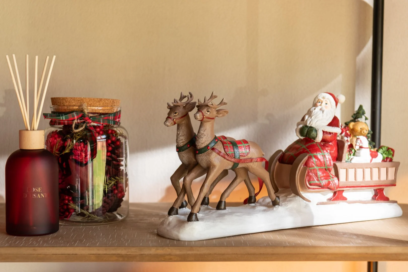 Decoratiefiguur Traatea meerkleurig: kerstman in slee met rendieren op witte sokkel, winterse decoratie H18,5 cm