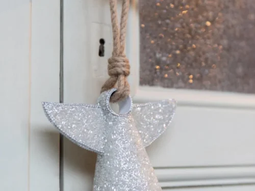 Witte hangende belengel Karro van metaal, jute en hout, 28 cm, subtiele sfeervolle decoratie voor thuis