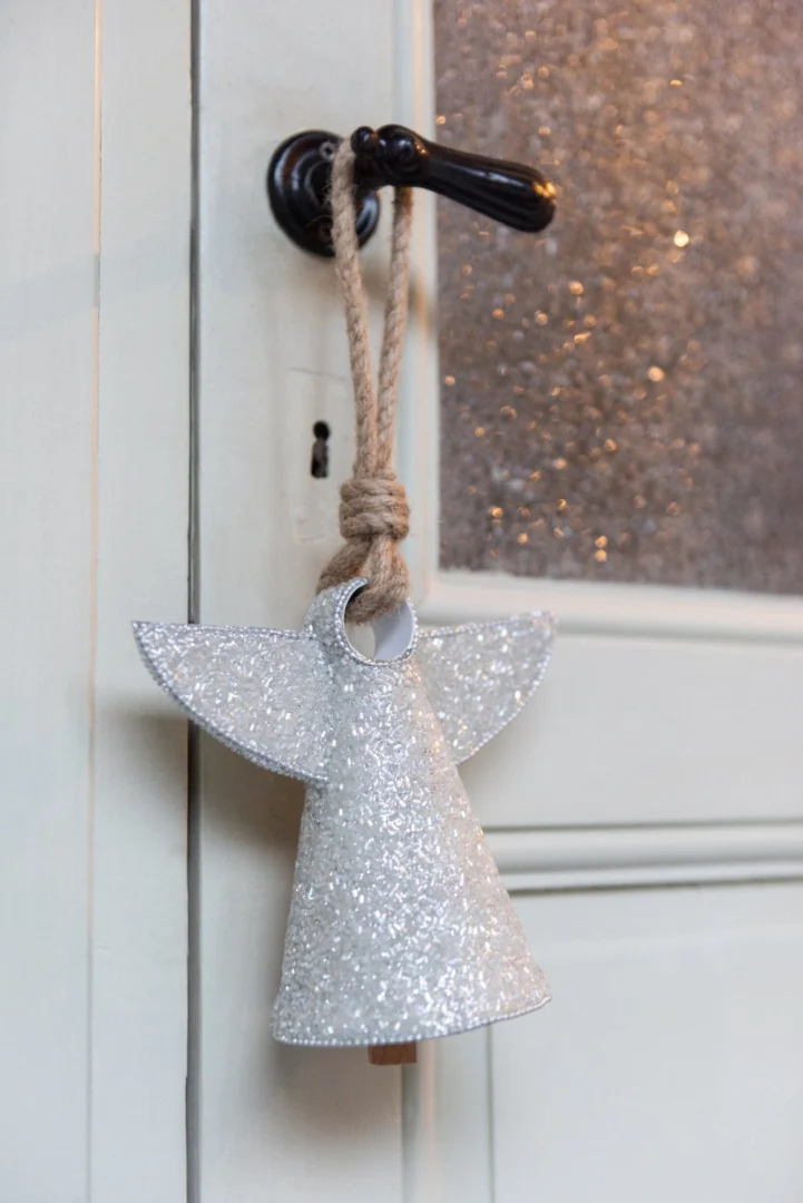 Witte hangende belengel Karro van metaal, jute en hout, 28 cm, subtiele sfeervolle decoratie voor thuis