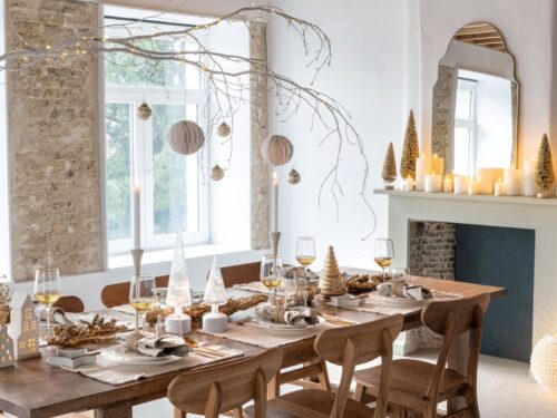 Raundora witte metalen kerstboom met glitter, sfeervolle winterdecoratie op een gedekte eettafel