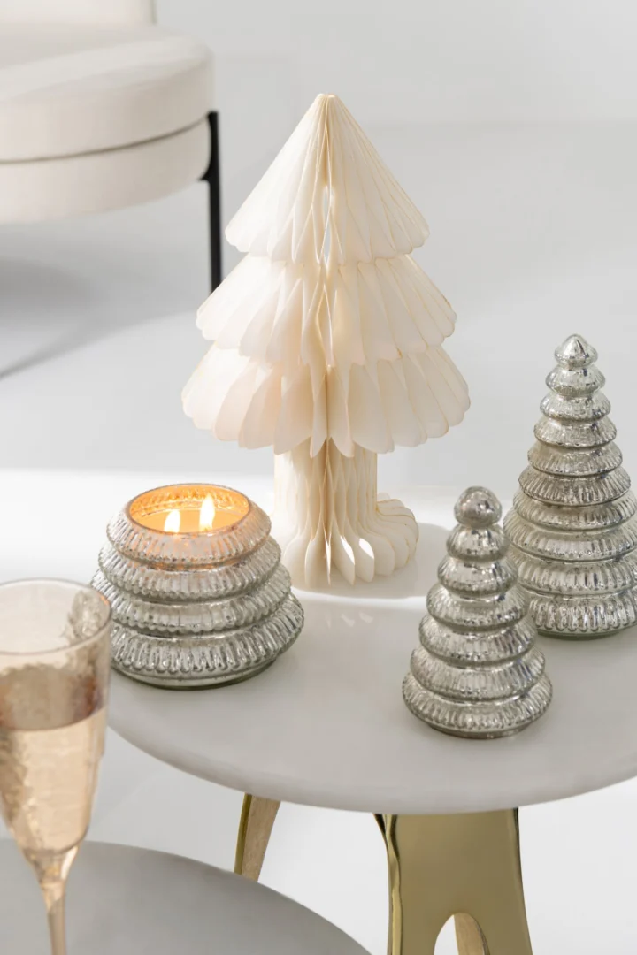 Kerstboom Gooter Papier Wit H40 cm, opvouwbare papieren kerstboom op tafel in rustige winterse styling