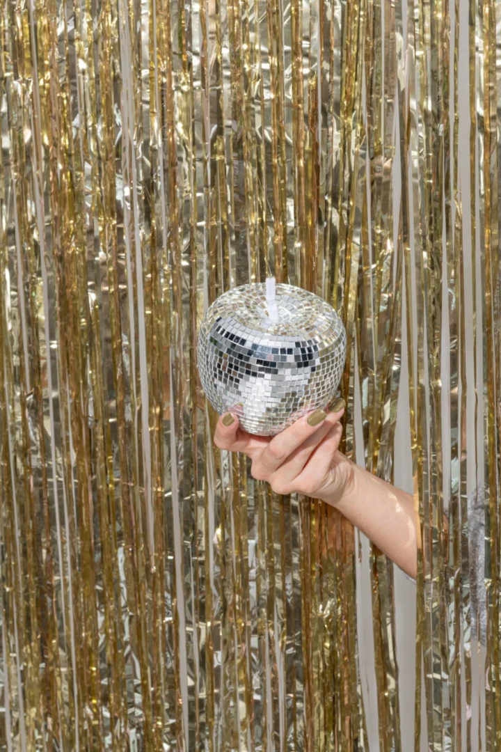 Spiegel Gaarik zilver spiegelappel met disco-look, compact decoratief accent voor feestelijke woonstyling