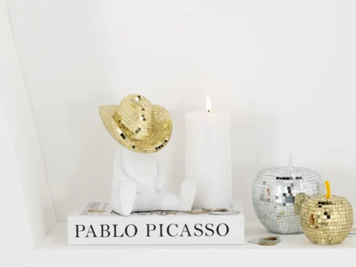 Spiegel Fade goud in appelvorm, compact en glanzend als speels woonaccessoire
