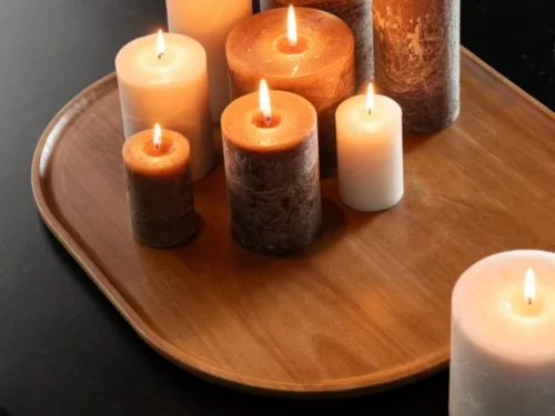 Bruin Dienblad Lensone hout met opstaande rand, gevuld met brandende kaarsen op een zwarte tafel