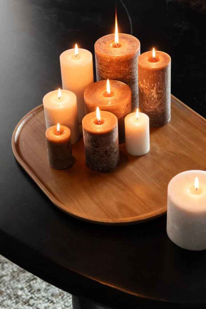 Bruin Dienblad Lensone hout met opstaande rand, gevuld met brandende kaarsen op een zwarte tafel