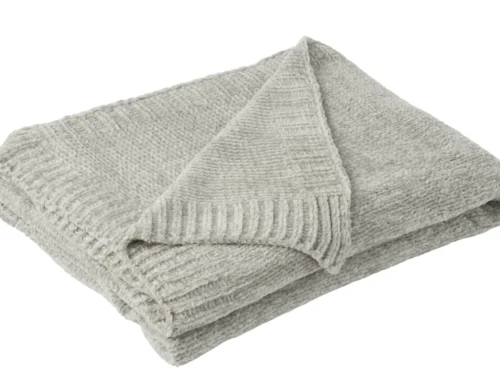 Deken Priendand grijs met zachte chenille-look, netjes opgevouwen voor een warme, rustige sfeer in huis