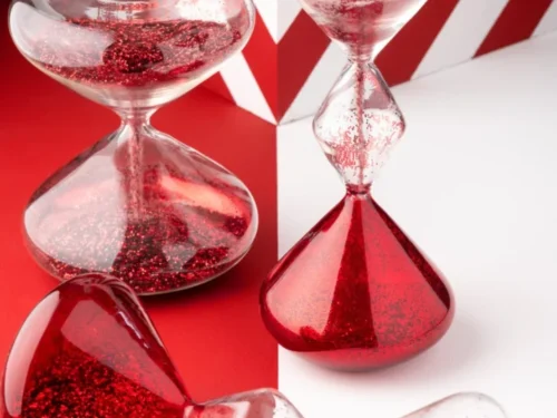 Zandloper Truka Glas Rood met glitteraccenten en compact design, stijlvol rood woonaccessoire