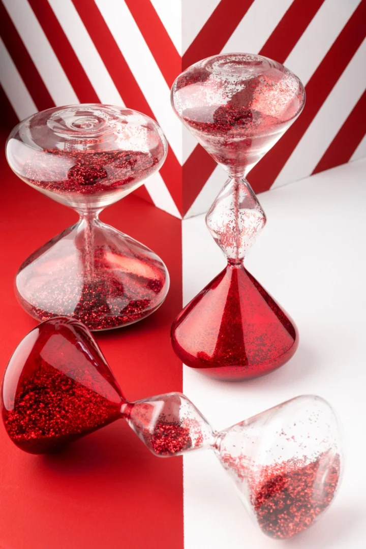 Zandloper Flubol Glas Rood met glitterafwerking, elegant rood woonaccessoire van glas, 27 cm hoog