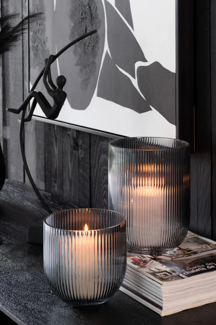 Vaas Brodun zwart glas met strepen, compact en modern, op een donkere tafel met kaarslicht