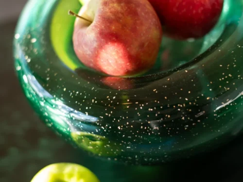 Schaal Sleelvon Glas Groen met diepe groene kleur en compact silhouet, gevuld met appels